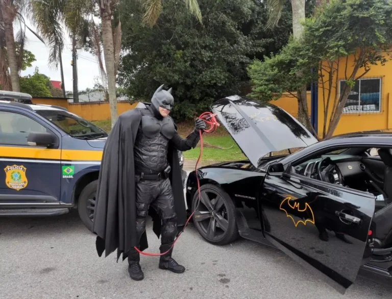 Nem Coringa e nem Charada: carro do “Batman” fica sem bateria e o socorro vem da Polícia Rodoviária Federal.