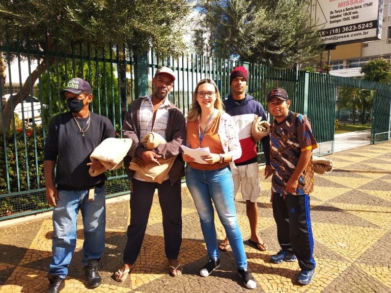 Centro Pop de Araçatuba entrega kits de frio a pessoas em situação de rua