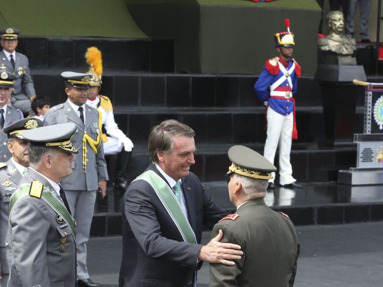 Bolsonaro reage a Fachin sobre Forças Armadas