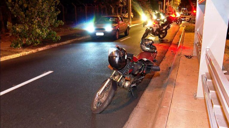 Antes de ser inaugurado, ponto de ônibus já causa acidente na Paschoal Innecchi