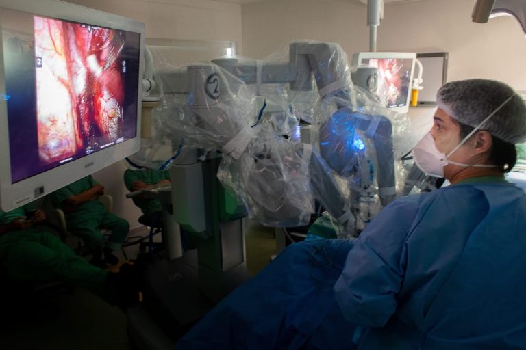 Hospital São Lucas realiza cirurgia robótica inédita no Brasil