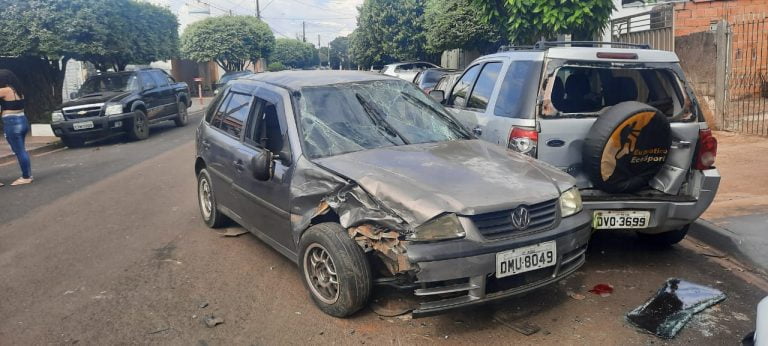 Dia de fúria: rapaz tenta atropelar rival, capota carro e bate em quatro veículos