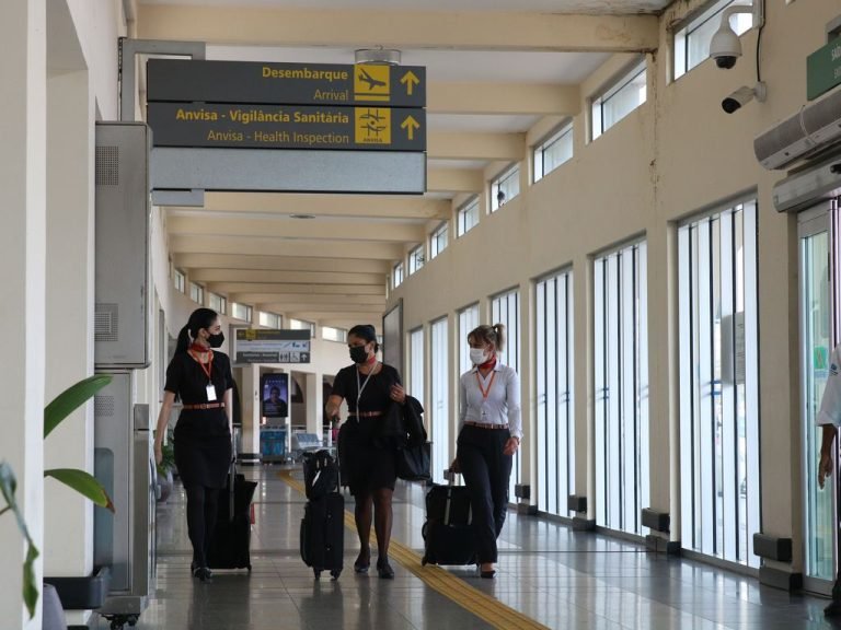 Anvisa mantém uso de máscaras em voos