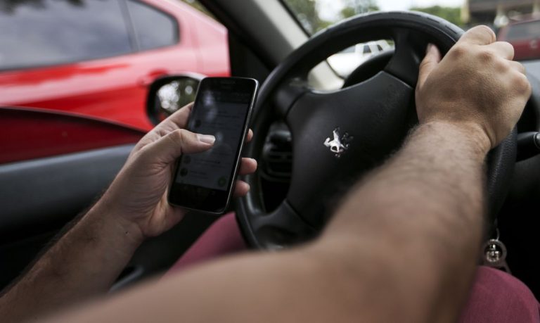 Campanha alerta para o risco do celular ao volante