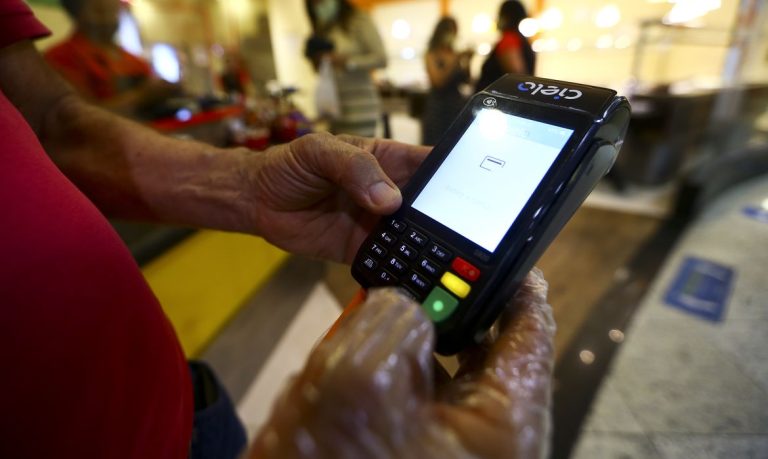 Dois ambulantes são presos após golpe envolvendo venda de bebidas em show sertanejo