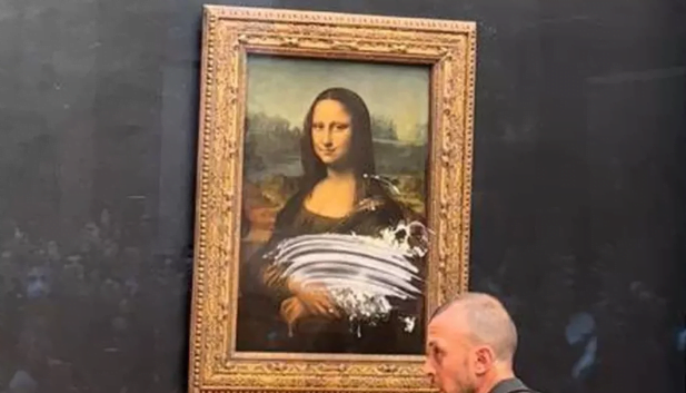 Quadro da Monalisa sofre ataque de vandalismo no Museu do Louvre, em Paris