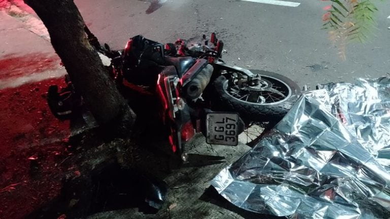 Garçom morre ao bater moto em árvore na madrugada