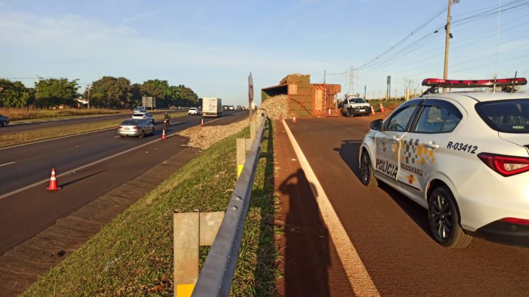 Caminhão de cana tomba e interdita marginal da Rodovia Alexandre Balbo 