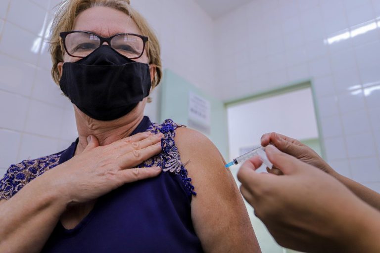 Com 12 mil vagas, prefeitura anuncia novo agendamento para vacinação bivalente contra Covid-19 em pessoas com 60 anos ou mais
