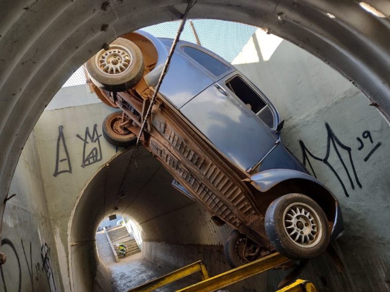 Fusca cai em túnel no canteiro central da Via Anhanguera