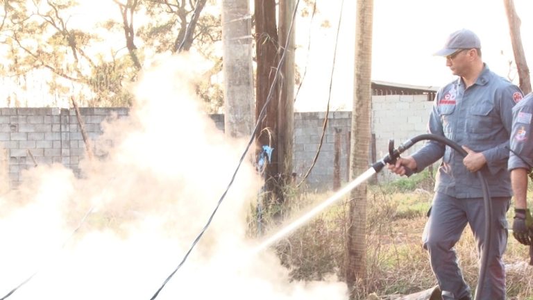 Vídeo|Depósito de carvão pega fogo no Jardim Jóquei Clube