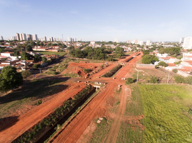 Retomadas as obras de pavimentação da avenida Pompeu de Toledo