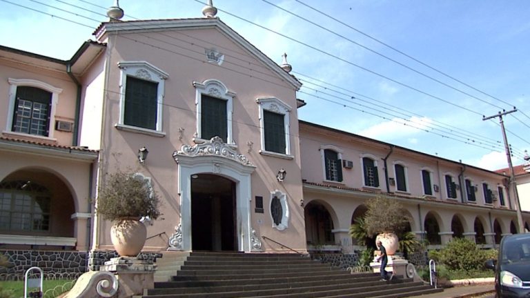 Homem invade prédio da Faculdade de Medicina da USP e ameaça alunos e funcionários