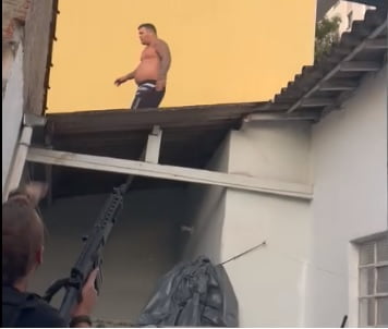 Vídeo: Suspeito de tráfico cai de telhado em tentativa de fuga