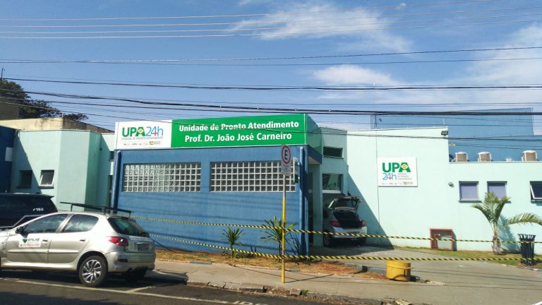 Maré pesada: Carro invade a UPA Oeste e deixa vários feridos