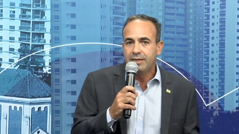 Vereador se afasta e posse do suplente provoca polêmica