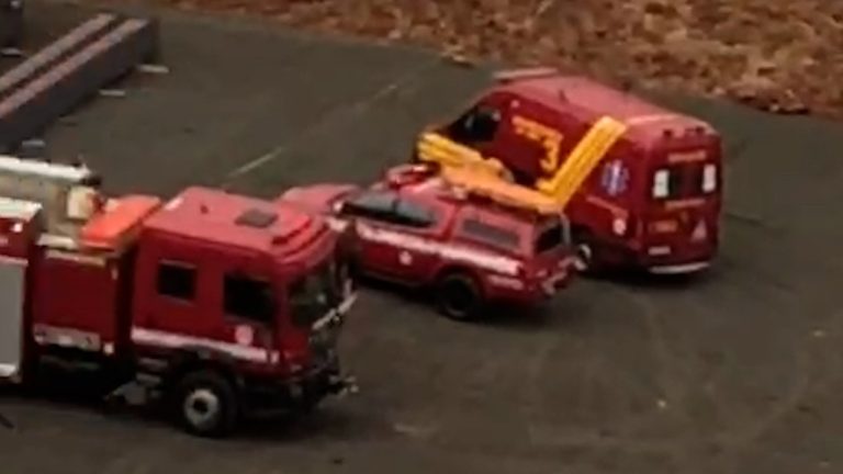Vídeo: Bombeiros controlam fogo em cilindro de gás em obra de supermercado
