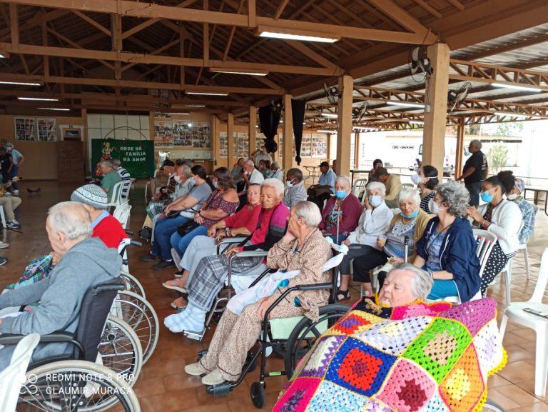 Show de Chorinho reúne idosos no Lar Padre Euclides