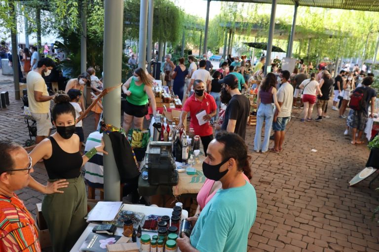Festa junina na Feira da Fábrica : comidas típicas e alternativas, danças de quadrilha, brincadeiras e show musical