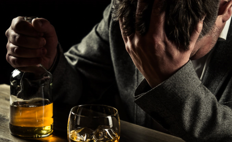 Mortes por alcoolismo sobem quase 25% durante a pandemia