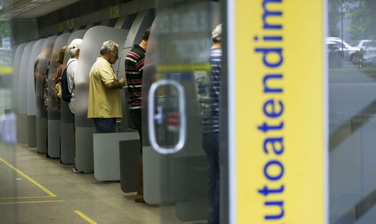 Homem descumpre medida protetiva e invade casa da ex com faca na região