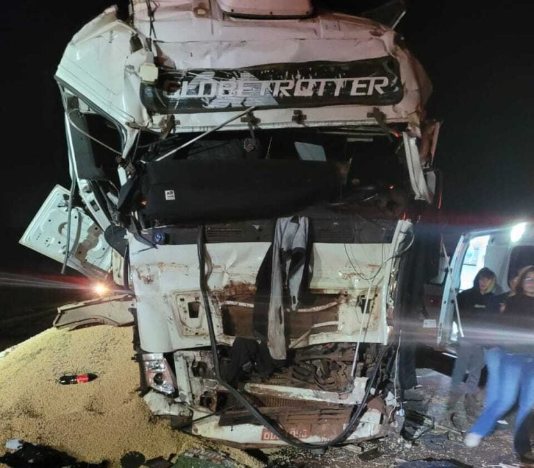 Motorista preso nas ferragens após colisão de caminhões bitrens na Anhanguera