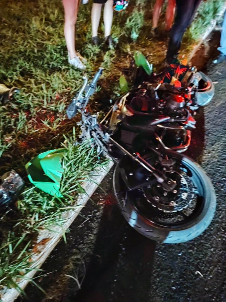 Acidente grave entre duas motos faz um condutor perder o pé