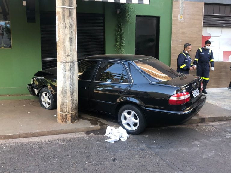 Café salgado: Idosa perde o controle do veículo e invade cafeteria