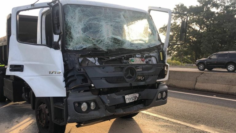 Colisão entre caminhões em rodovia de Ribeirão deixa motorista preso nas ferragens