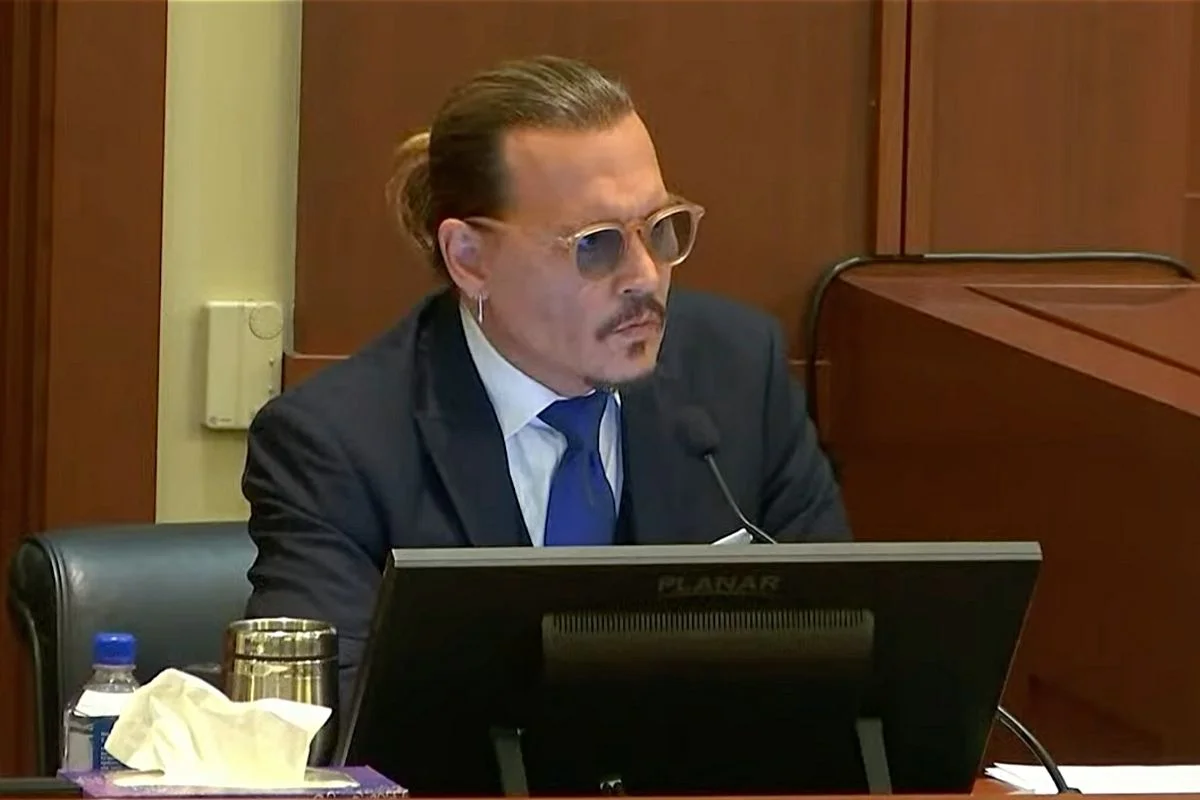 Ex-mulher terá de pagar US$ 15 mi a Depp e ator é obrigado a indenizá-la em US$ 2 mi