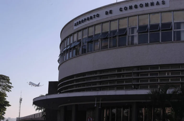 Avião é obrigado a arremeter para evitar colisão em Congonhas
