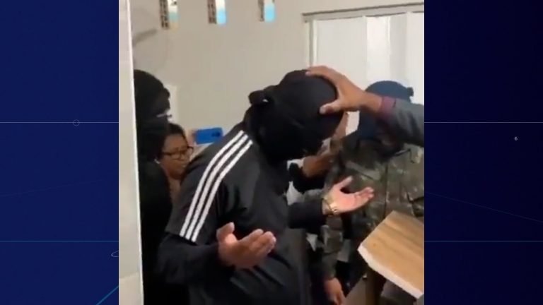 Vídeo| “Com todo respeito”. Bandidos invadem culto e pedem a bênção do pastor