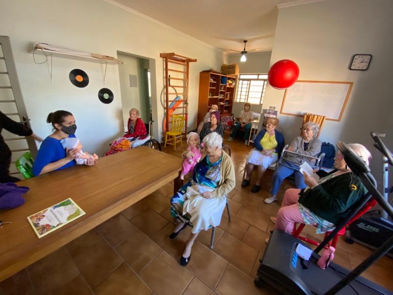 Clube de leitura realiza encontro especial entre leitores e escritora ribeirão-pretana no Lar dos Velhos