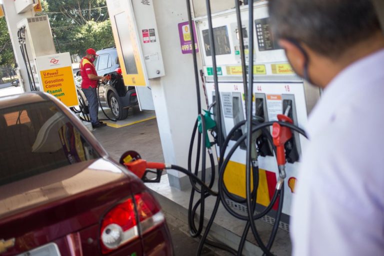 Petrobras anuncia corte de R$ 0,20 no litro da gasolina a partir desta quarta-feira