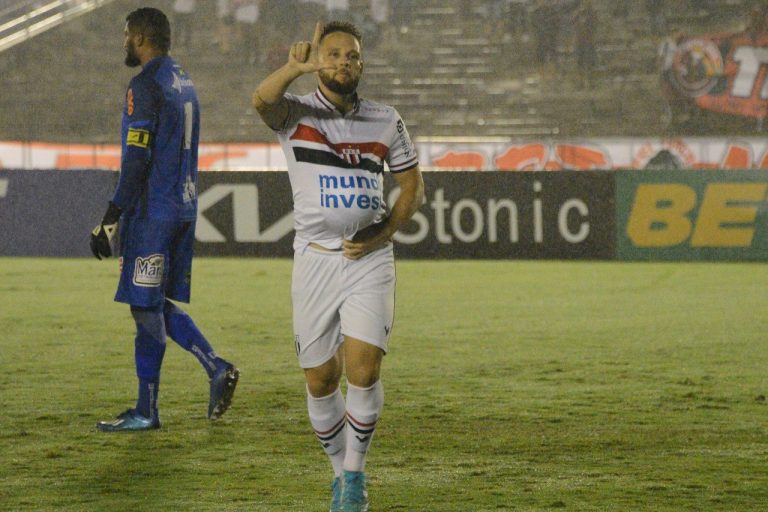 Embalou? Botafogo vence a terceira seguida e entra de vez no G8