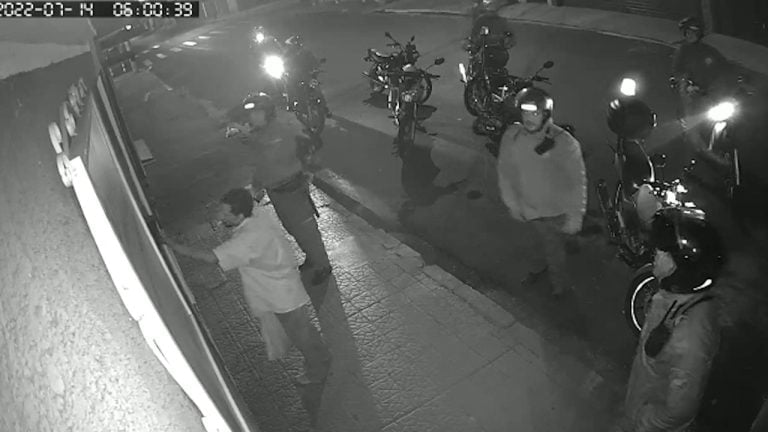 Vídeo: homem furta interfone e é ‘convencido’ a devolvê-lo por vigilantes na Vila Tibério