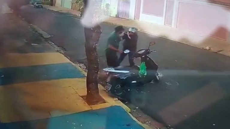 Vídeo: Ladrão tenta roubar moto de professora e apanha de populares