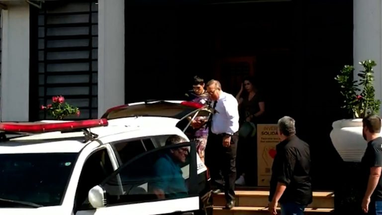 Vídeo: Padrasto acusado de torturar crianças se entrega à Polícia em Jardinópolis