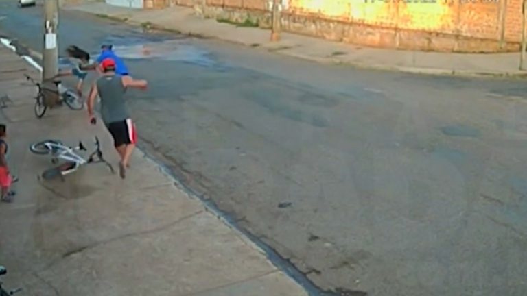 Vídeo: Rapaz salva criança de acidente com bicicleta
