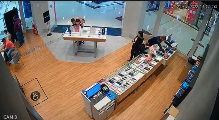 Vídeo | Homem é flagrado furtando quatro smartphones em shopping da zona Leste de Ribeirão Preto