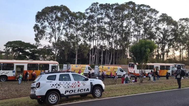 Dois ônibus da mesma empresa colidem e deixam feridos no Anel Viário Sul