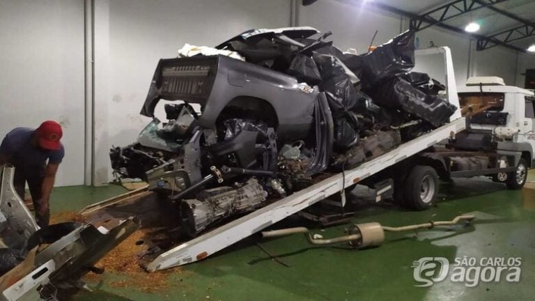 Com a mão na massa: grupo é preso desmanchando camionete roubada