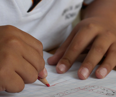 Estudo mostra um atraso de 10 anos no desenvolvimento das crianças brasileiras