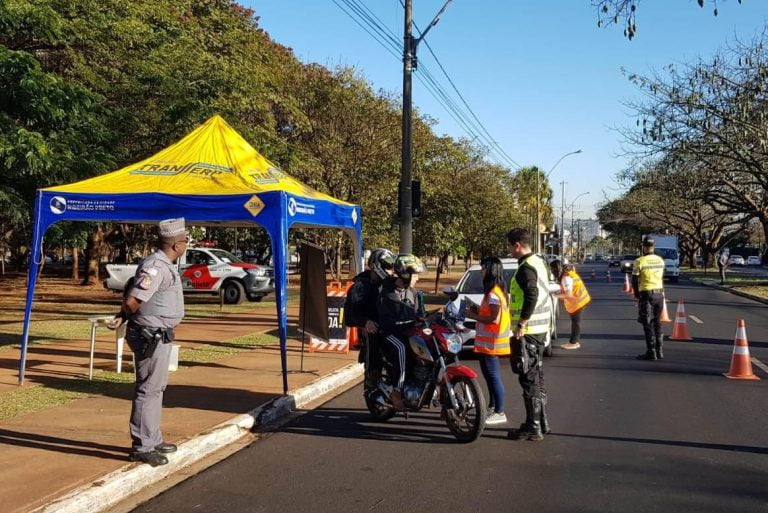 Blitz de trânsito alerta sobre faixa exclusiva para ônibus