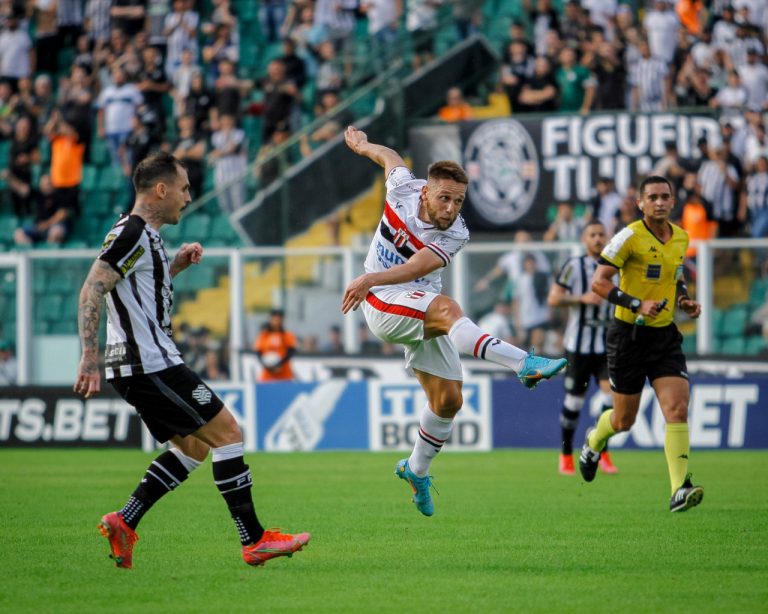 Depois de quatro vitórias, Botafogo perde em Florianópolis