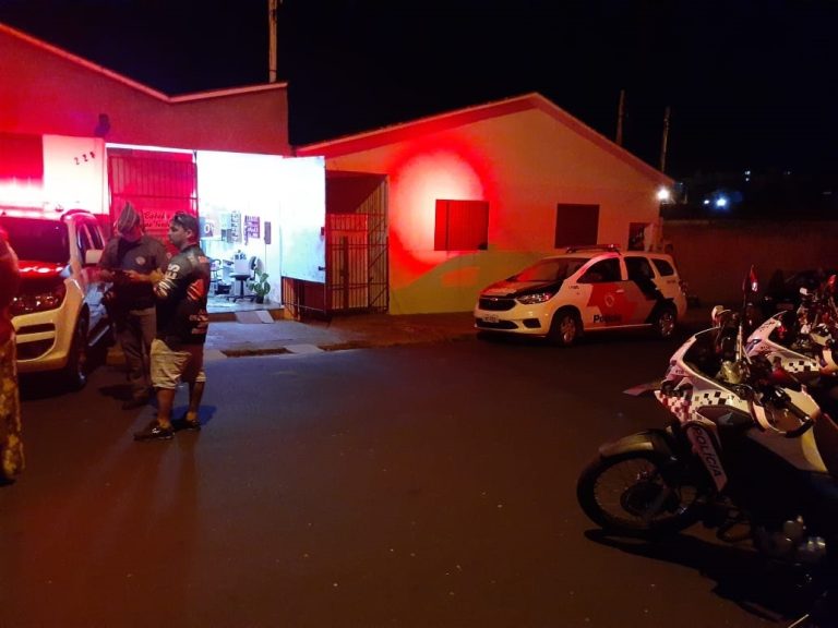 Feminicídio: Homem invade casa de ex-esposa, mata a mulher, atira no filho de seis anos e tenta se suicidar