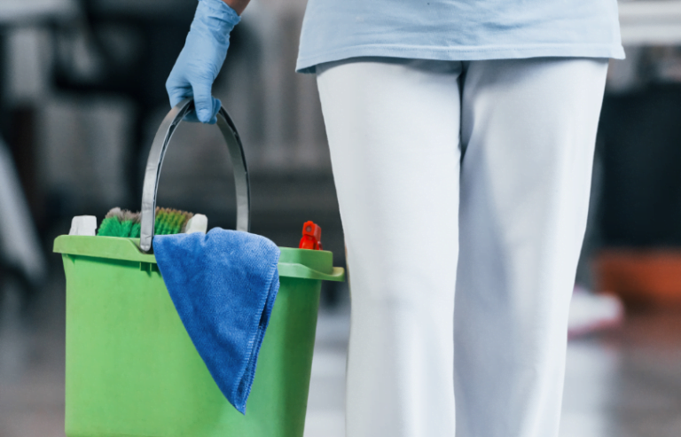 Faxineiro lidera ocupações que mais abriram vagas em 1 ano