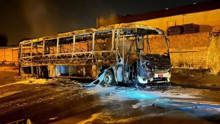 Vídeo: Ônibus é destruído em incêndio na frente da casa do motorista