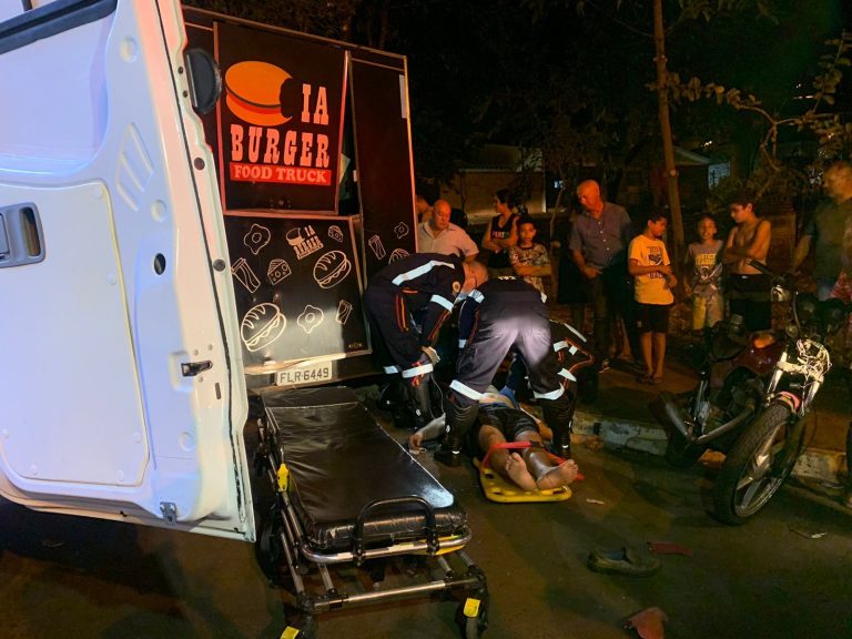 Motociclista fica ferido ao colidir com food truck no Planalto Verde