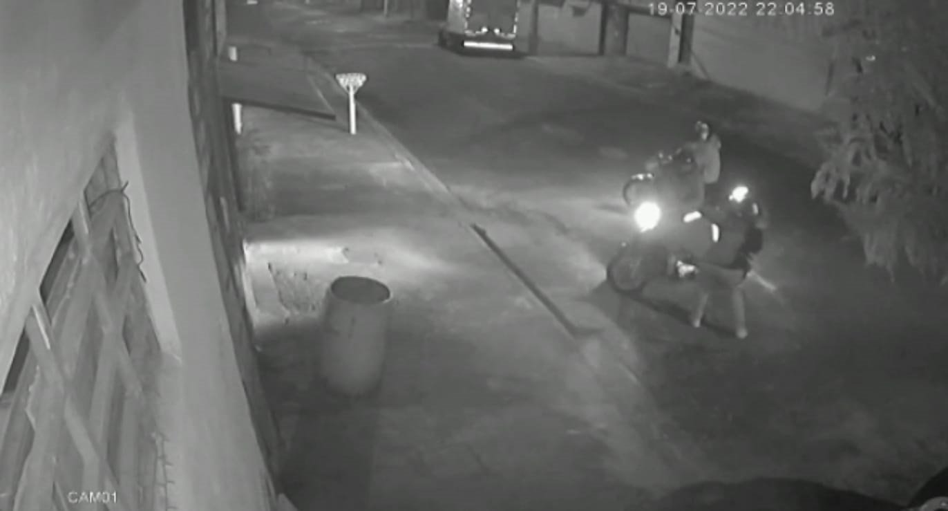 Vídeo: Dupla de ladrões rouba moto de entregador no Jardim Zara